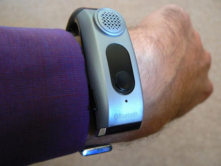 Movon MB80 Bluetooth bracelet being used